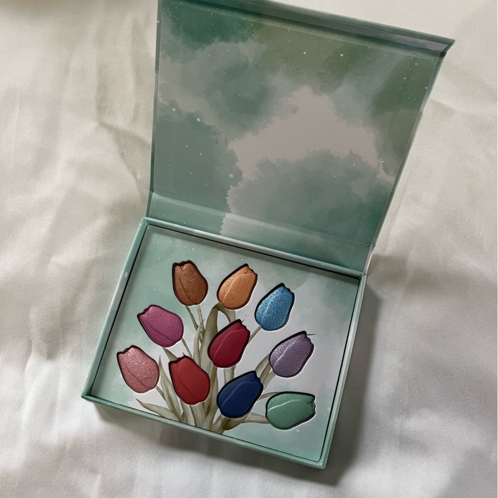 SOLD Base Blue Flower Eyeshadow and Blush Palette